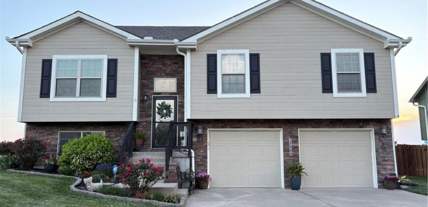 18400 Rock Ridge Street, Smithville, MO 64089