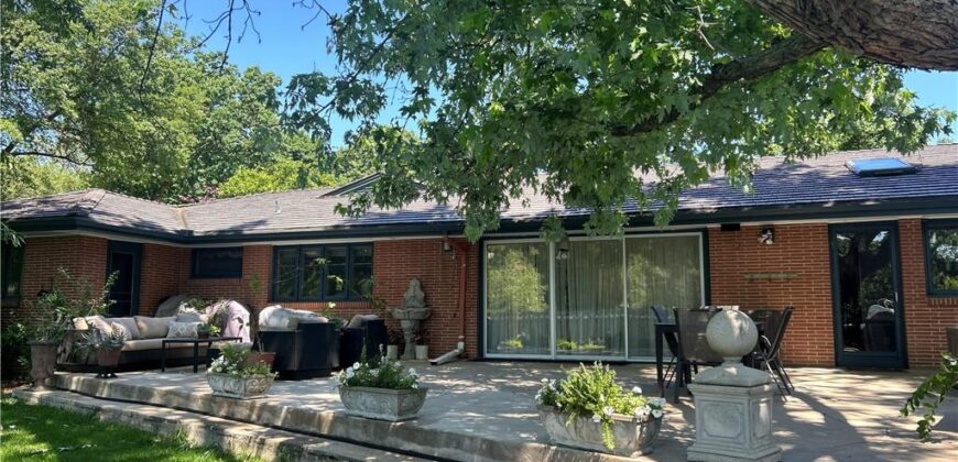 425 S Woodland Drive, Kansas City, MO 64118