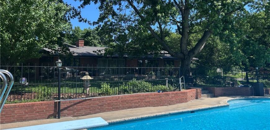 425 S Woodland Drive, Kansas City, MO 64118