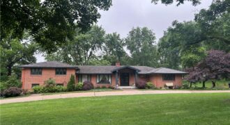 425 S Woodland Drive, Kansas City, MO 64118