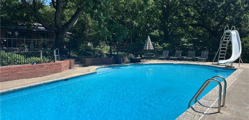 425 S Woodland Drive, Kansas City, MO 64118