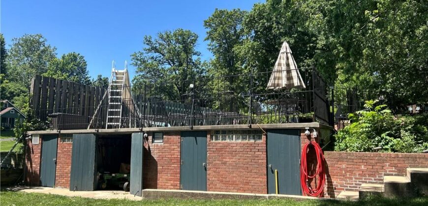 425 S Woodland Drive, Kansas City, MO 64118