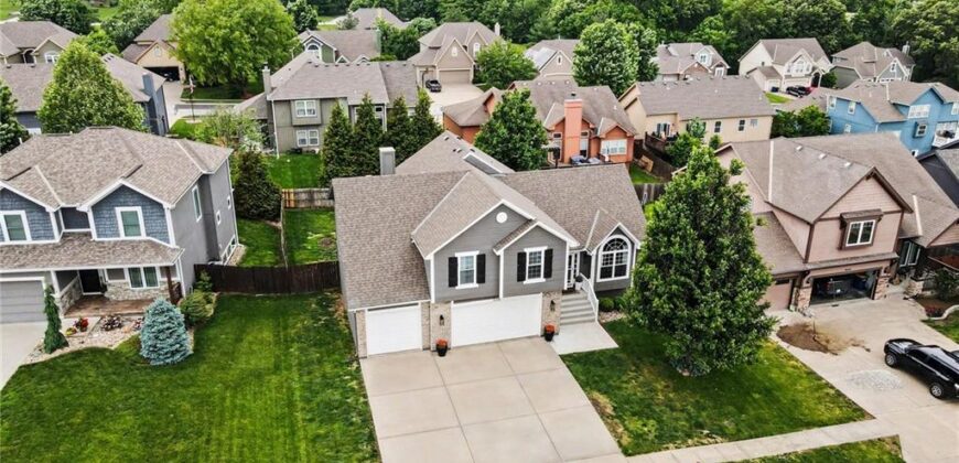 18106 Guinevere Court, Smithville, MO 64089