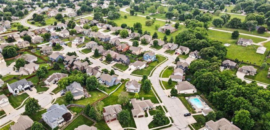 18106 Guinevere Court, Smithville, MO 64089