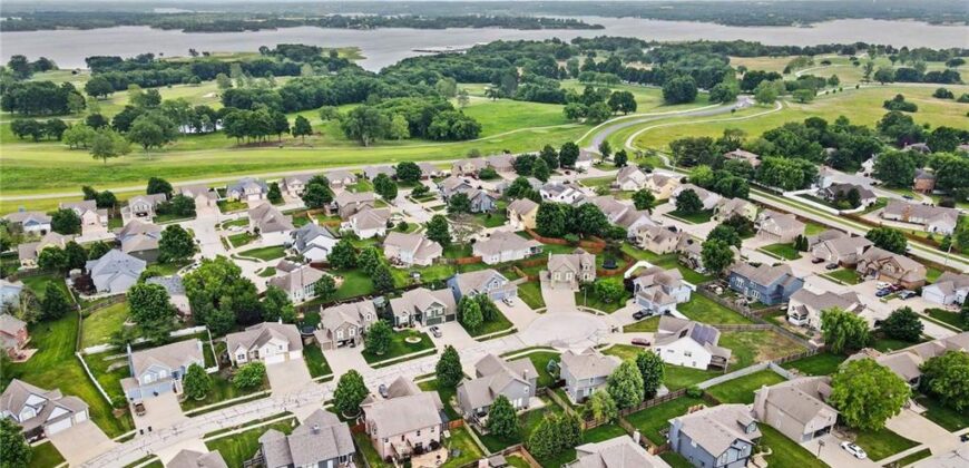18106 Guinevere Court, Smithville, MO 64089