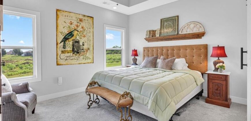 703 Ridge Drive, Smithville, MO 64089