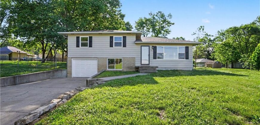 305 Hawthorne Street, Smithville, MO 64089