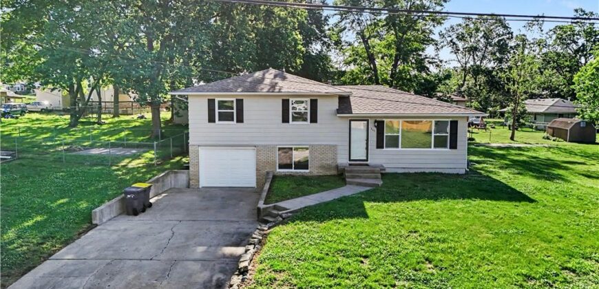 305 Hawthorne Street, Smithville, MO 64089