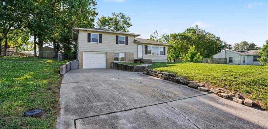 305 Hawthorne Street, Smithville, MO 64089