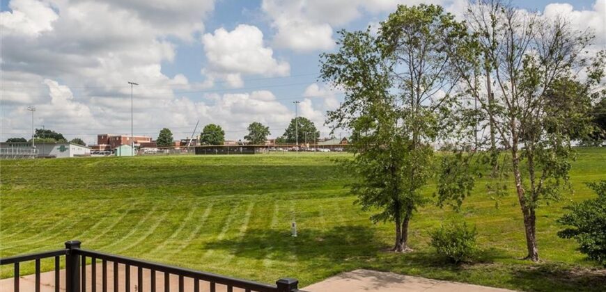 140 Stonebridge Lane, Smithville, MO 64089