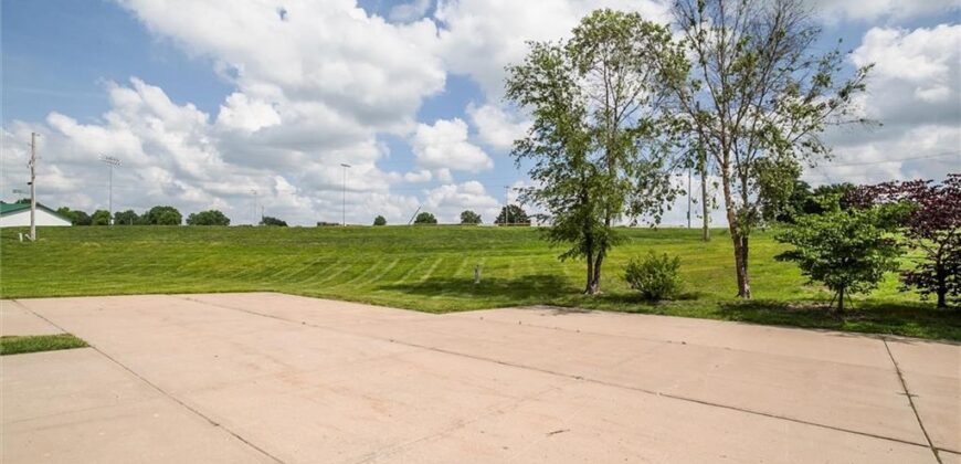 140 Stonebridge Lane, Smithville, MO 64089
