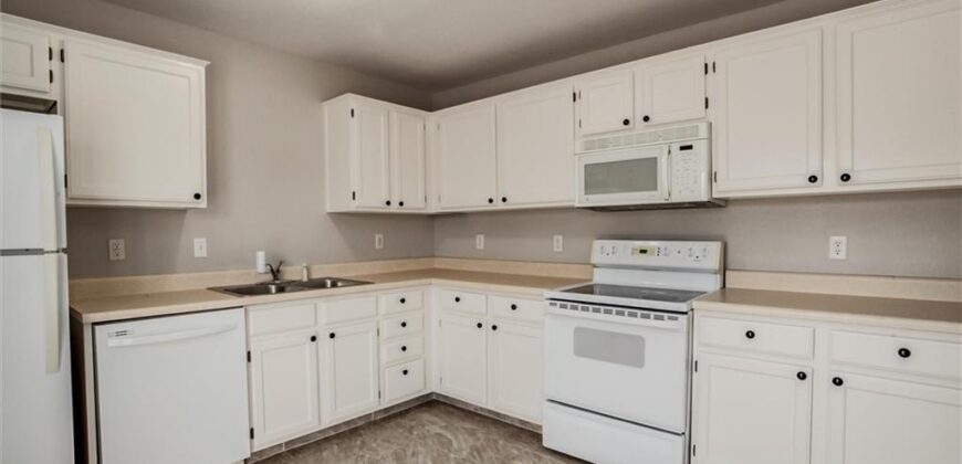 140 Stonebridge Lane, Smithville, MO 64089