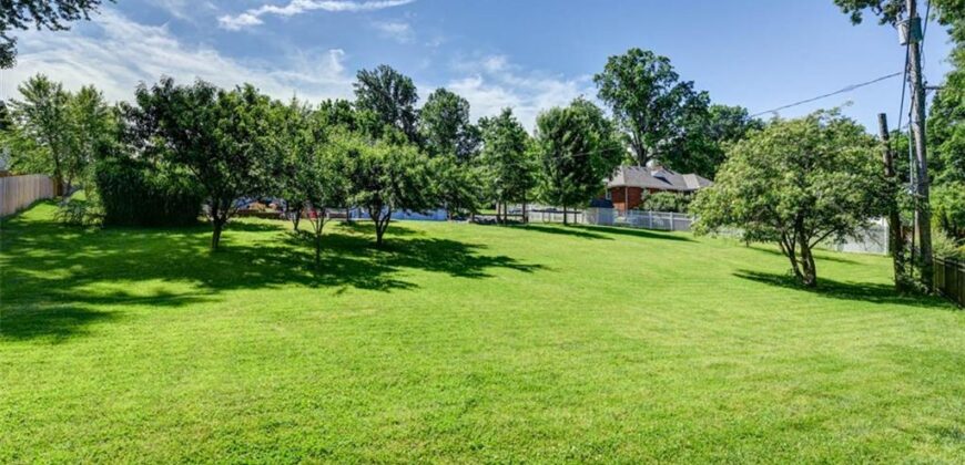 30 NE Normandy Lane, Kansas City, MO 64116