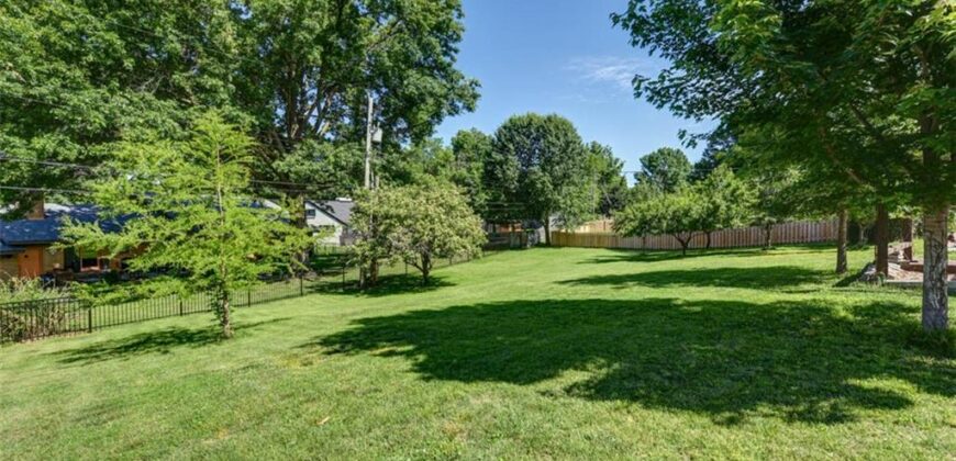 30 NE Normandy Lane, Kansas City, MO 64116