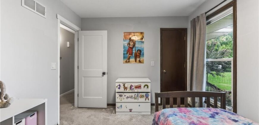 7135 Edge Hill Road, Kansas City, MO 64152