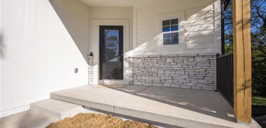 7350 NW Clore Drive, Parkville, MO 64152