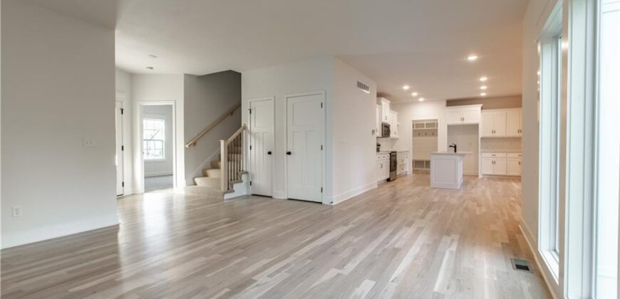 7350 NW Clore Drive, Parkville, MO 64152
