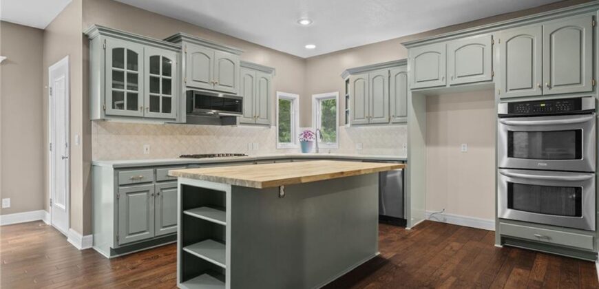5812 MANOR Lane, Parkville, MO 64152