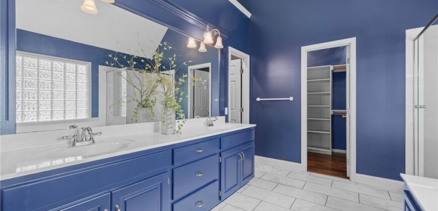 5812 MANOR Lane, Parkville, MO 64152