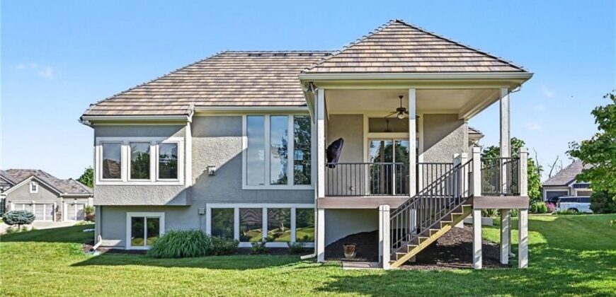 8245 Westlake Drive, Parkville, MO 64152