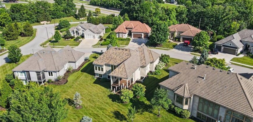 8245 Westlake Drive, Parkville, MO 64152