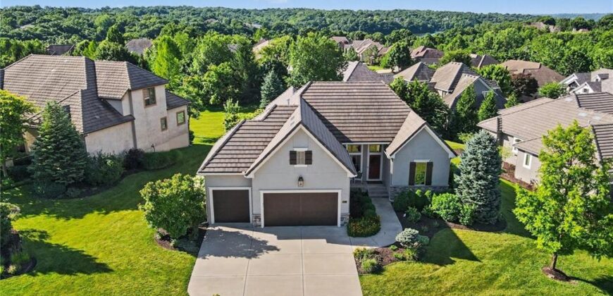 8245 Westlake Drive, Parkville, MO 64152
