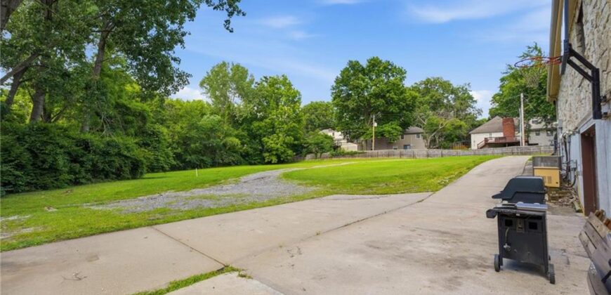 604 NW 64th Street, Kansas City, MO 64118