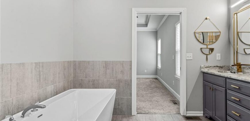 5076 NW Timberline Drive, Riverside, MO 64150