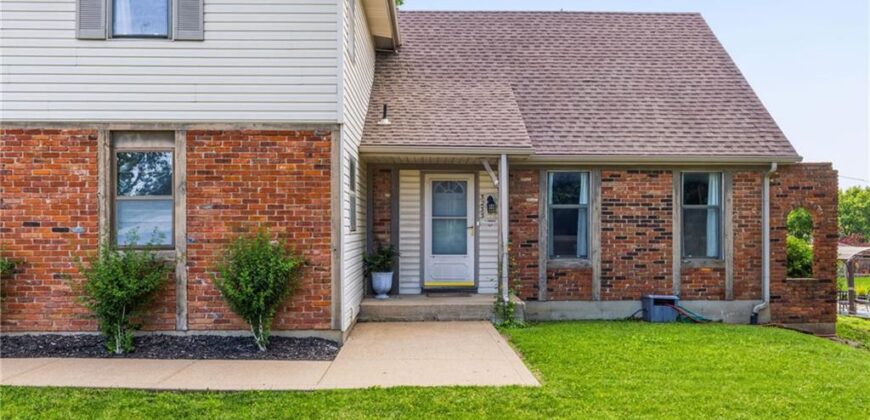 5233 NW Old Pike Road, Gladstone, MO 64118