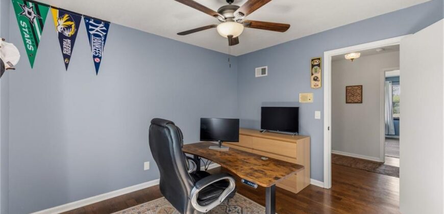 5233 NW Old Pike Road, Gladstone, MO 64118