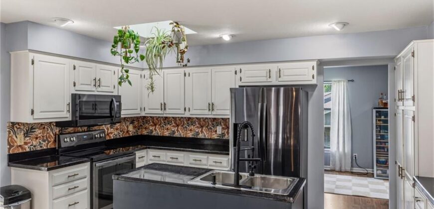 5233 NW Old Pike Road, Gladstone, MO 64118