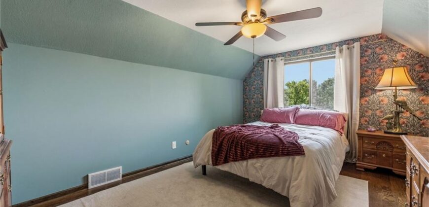 5233 NW Old Pike Road, Gladstone, MO 64118