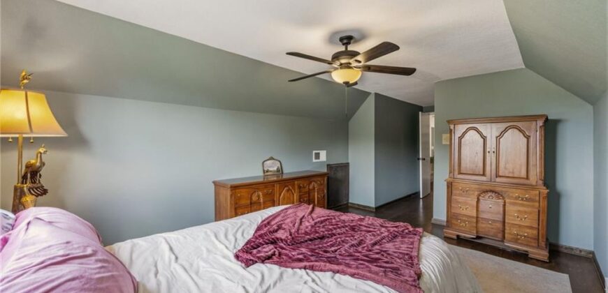 5233 NW Old Pike Road, Gladstone, MO 64118