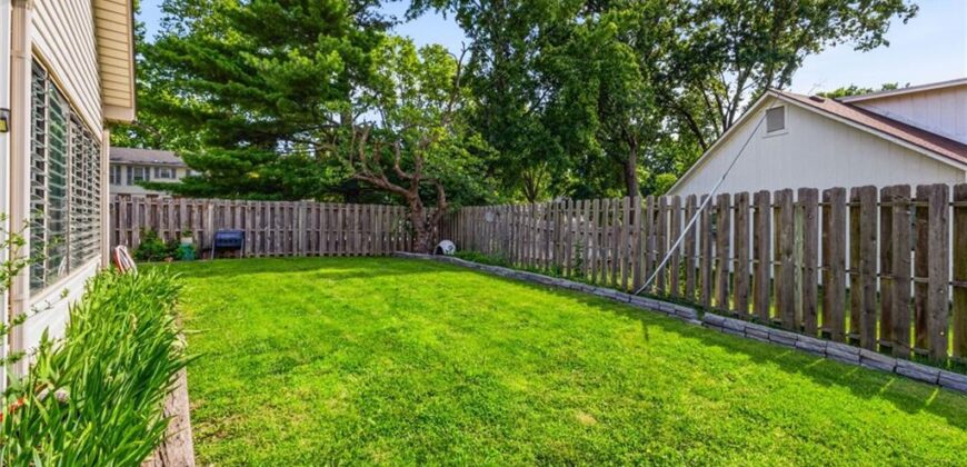 5233 NW Old Pike Road, Gladstone, MO 64118