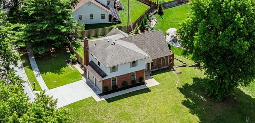 5233 NW Old Pike Road, Gladstone, MO 64118