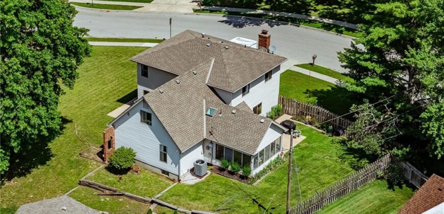 5233 NW Old Pike Road, Gladstone, MO 64118