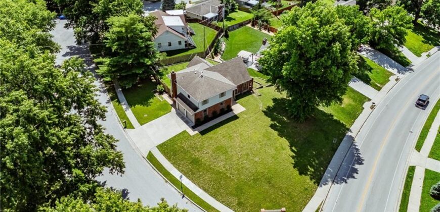 5233 NW Old Pike Road, Gladstone, MO 64118