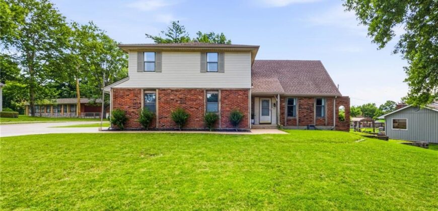 5233 NW Old Pike Road, Gladstone, MO 64118