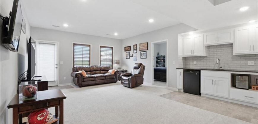 7450 NW Douglas Court, Parkville, MO 64152