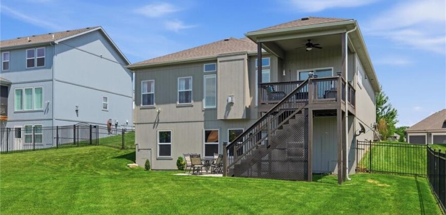 7450 NW Douglas Court, Parkville, MO 64152