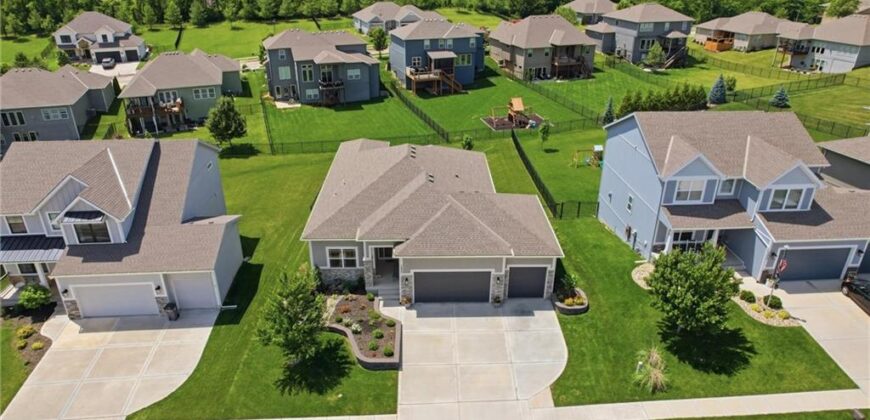 7450 NW Douglas Court, Parkville, MO 64152