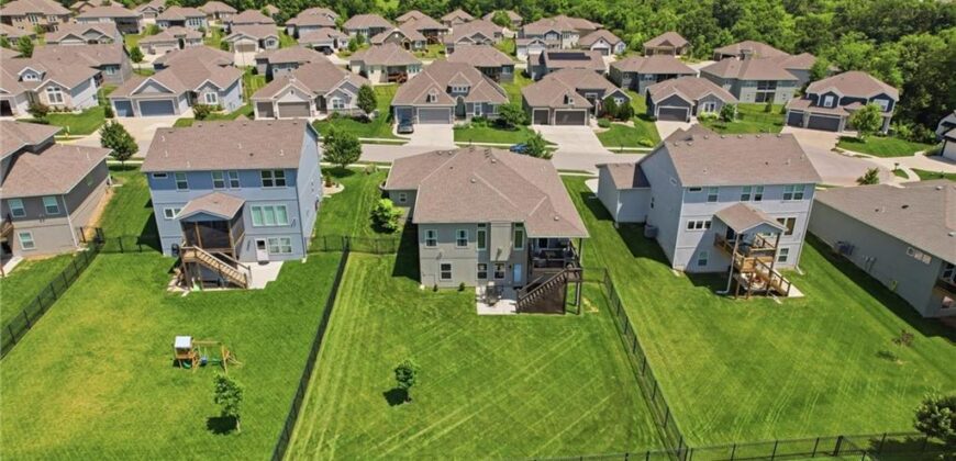 7450 NW Douglas Court, Parkville, MO 64152