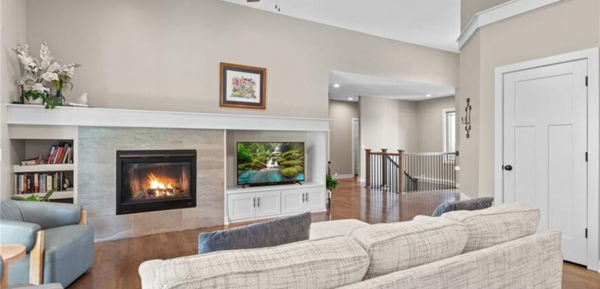 5866 S National Drive, Parkville, MO 64152