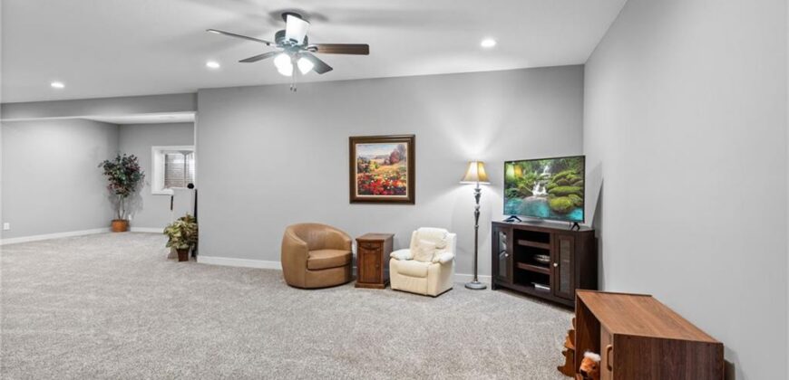 5866 S National Drive, Parkville, MO 64152