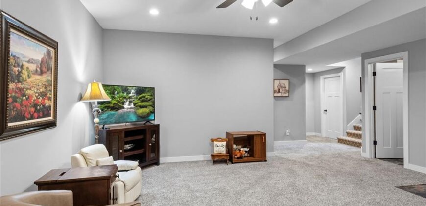 5866 S National Drive, Parkville, MO 64152