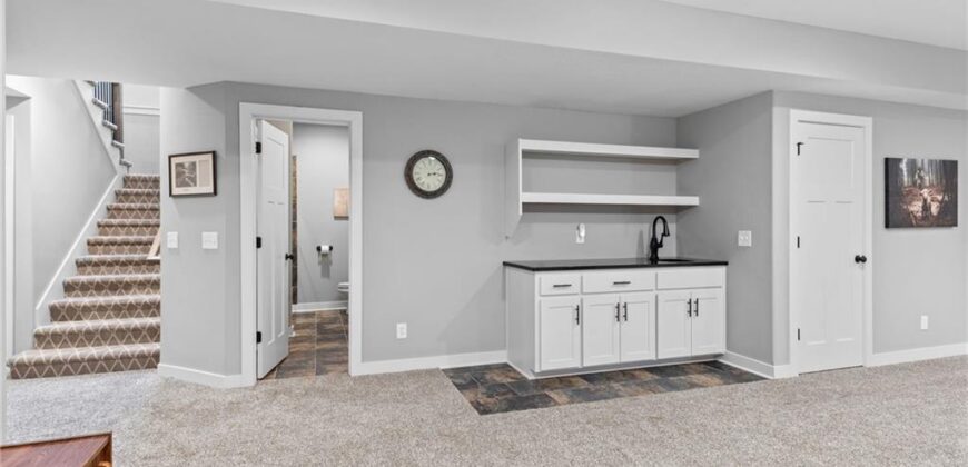 5866 S National Drive, Parkville, MO 64152