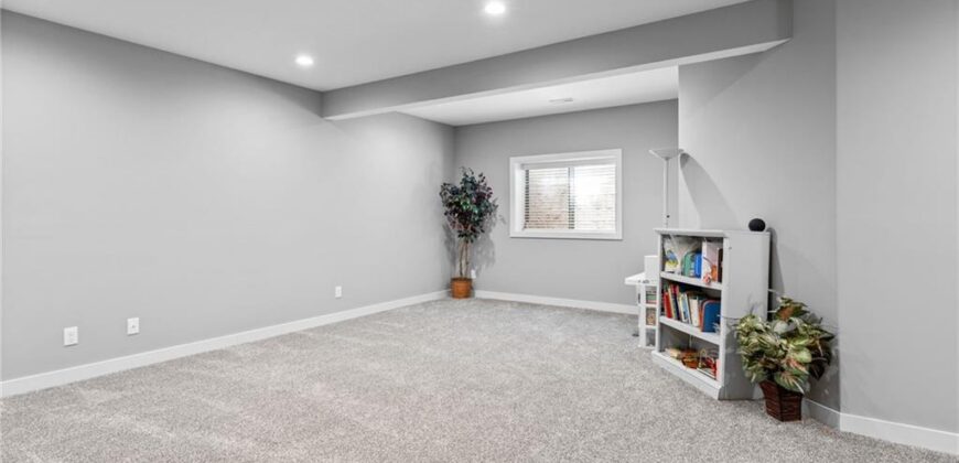 5866 S National Drive, Parkville, MO 64152