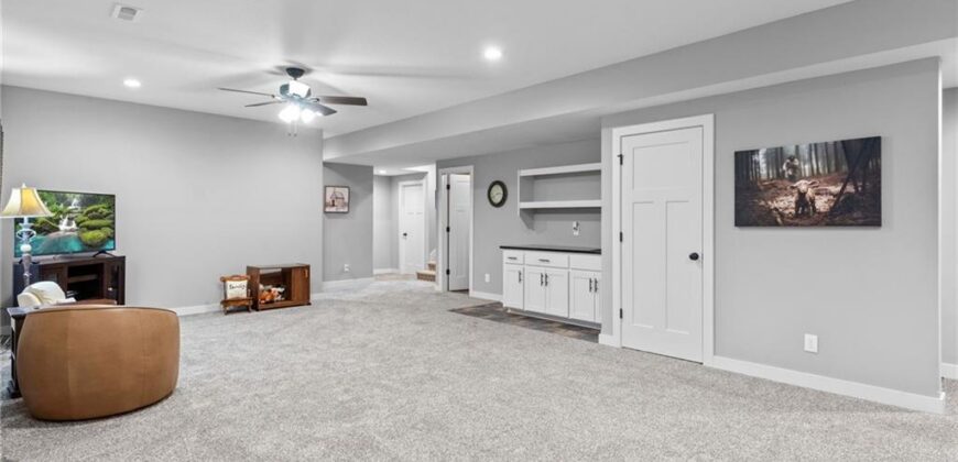 5866 S National Drive, Parkville, MO 64152
