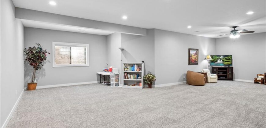 5866 S National Drive, Parkville, MO 64152