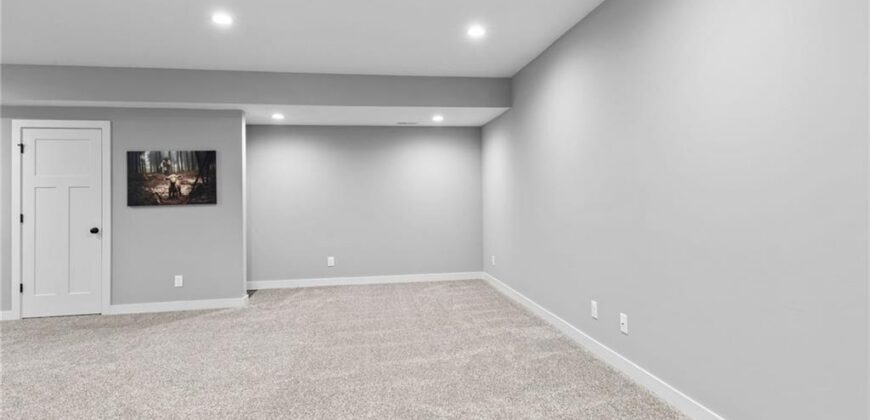 5866 S National Drive, Parkville, MO 64152